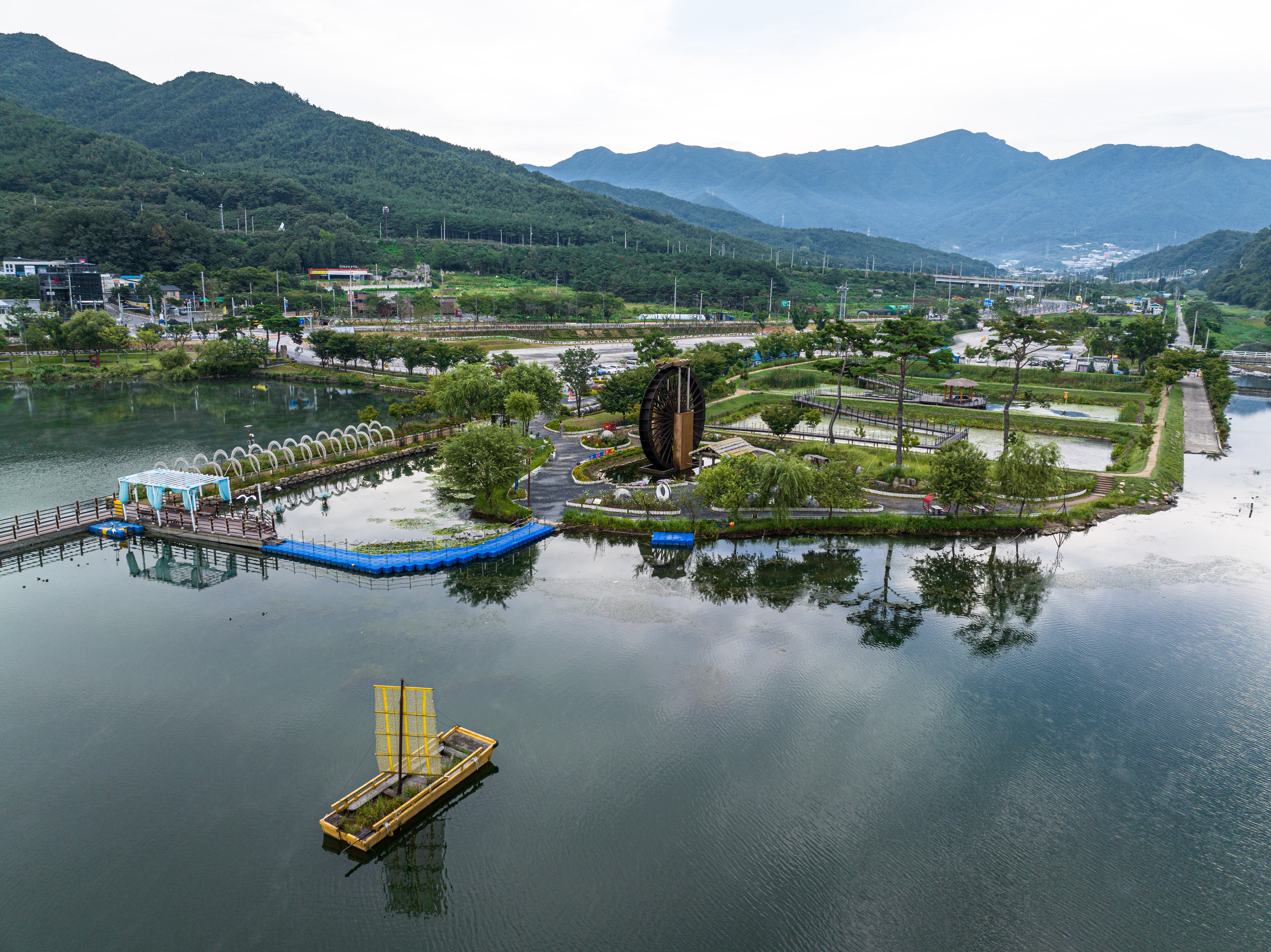 入夜后步道灯与湖岸，宋海公园化身静谧的水岸。